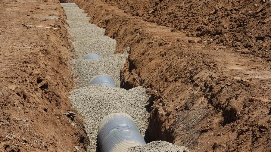 Tranchée ouverte avec canalisations de drainage sur un chantier