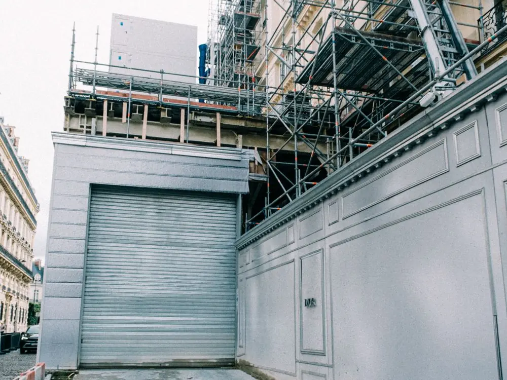 Immeuble sous échafaudage pendant le ravalement