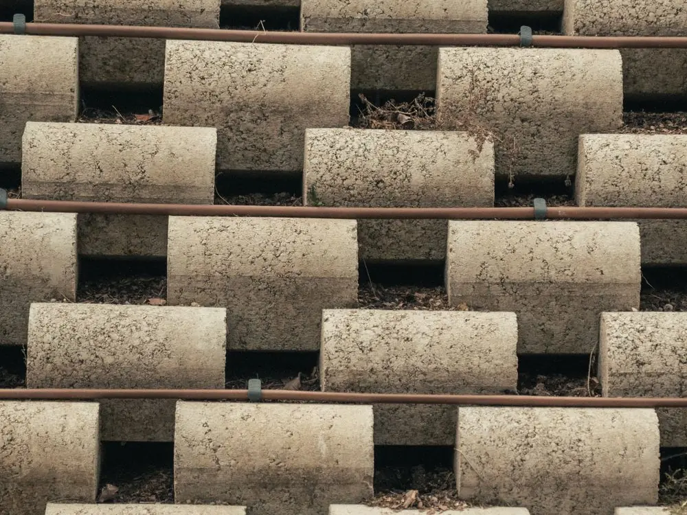 Mur en blocs de béton empilés avant enduit